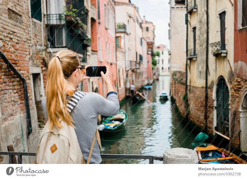Junge Frau beim Fotografieren eines Kanals in Venedig Lifestyle Ferien & Urlaub & Reisen Tourismus Ausflug Sightseeing Städtereise Handy Mensch feminin