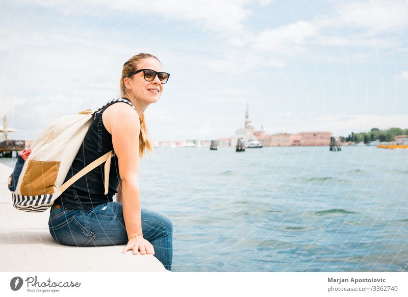 Junge Frau am Wasser in der Stadt Venedig, Italien Lifestyle Freude Ferien & Urlaub & Reisen Tourismus Ausflug Sightseeing Städtereise Sommer Mensch feminin