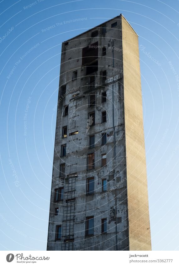 Ungewöhnlicher Turm wie kein anderer, der sich vor wolkenlosem Himmel erhebt Architektur hoch lost places Sonnenlicht Silhouette Hintergrund neutral Rest