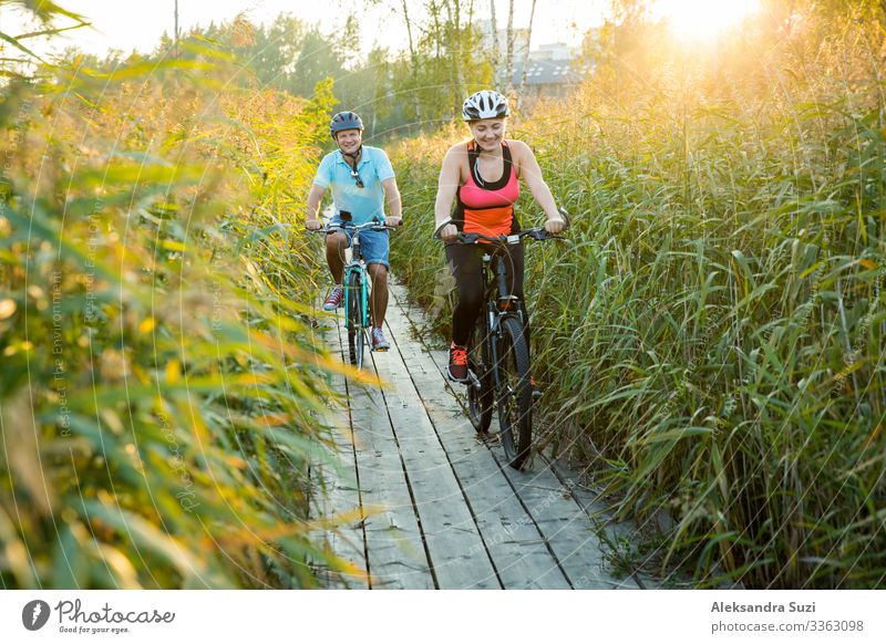 Glückliches Paar, das zusammen trainiert, Freizeitbeschäftigung Aktion Erwachsene Abenteuer Fahrrad Fahrradfahren Fahrradtour Freundlichkeit heiter üben