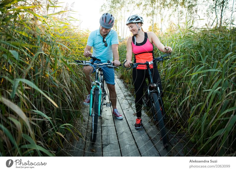 Glückliches Paar, das zusammen trainiert, Freizeitbeschäftigung Aktion Erwachsene Abenteuer Fahrrad Fahrradfahren Fahrradtour Freundlichkeit heiter üben