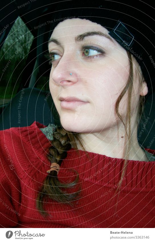 Blick zurück schön Junge Frau Jugendliche Pullover Mütze langhaarig Zopf atmen beobachten Denken entdecken Kommunizieren authentisch Erfolg Freundlichkeit