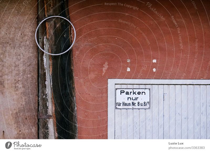 Parken erlaubt, nicht für jeden Kleinstadt Altstadt Haus Mauer Wand Verbote Verbotsschild Fachwerkfassade Fassade Tor rosa rot alt verfallen Holz