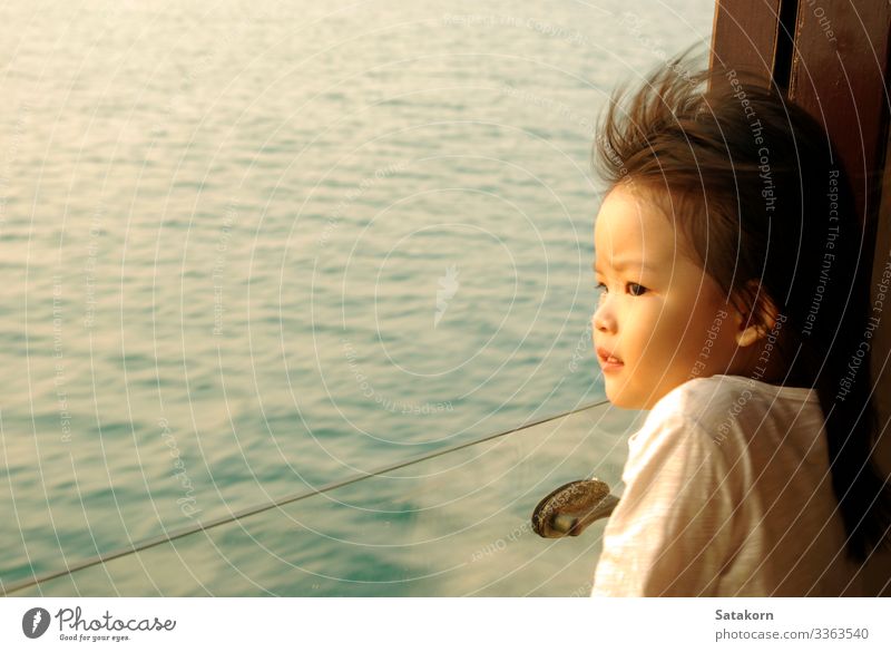 Asiatin starrt aus dem Fenster des Passagierbootes Lifestyle Sommer Meer Mensch Kind Mädchen Gesicht Auge 1 3-8 Jahre Kindheit Wasser Wind Wellen