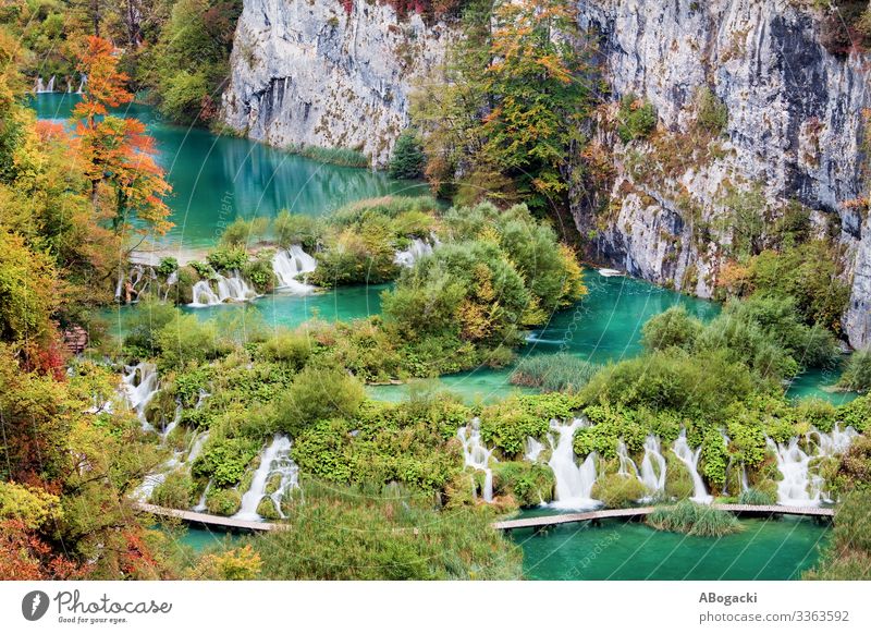 Der Nationalpark Plitvicer Seen in Kroatien Ferien & Urlaub & Reisen Umwelt Natur Landschaft Pflanze Herbst Baum Gras Blatt Felsen Teich Wasserfall oben grün