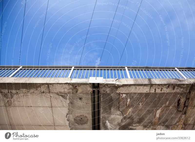 brücke, von unten betrachtet. Design Energiewirtschaft Natur Himmel Schönes Wetter Stadt Brücke Bauwerk Architektur Beton alt Perspektive Hochspannungsleitung