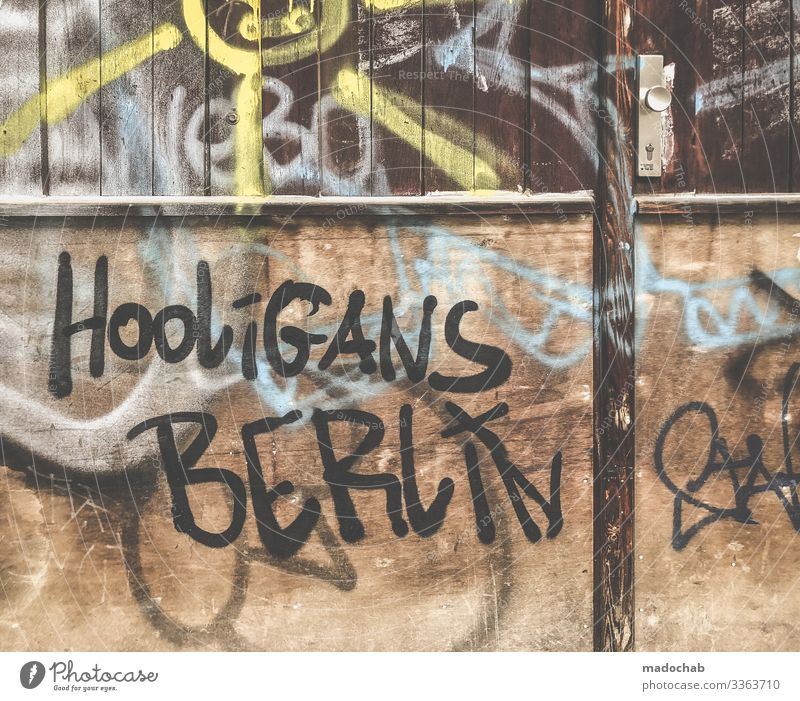 Hooligans Berlin - Graffiti Schmiererei Tags Kunst Schrift vanalismus Wand Schriftzeichen Buchstaben Jugendkultur Kultur Typographie Menschenleer Wort Text