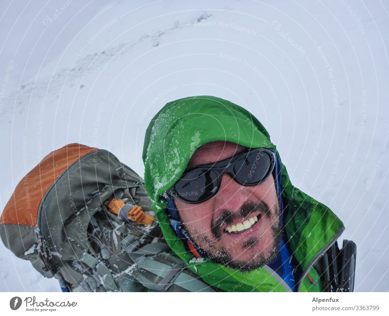 auf der Flucht vor der | Eiszeit Mensch maskulin Mann Erwachsene 1 Umwelt Natur Klima Klimawandel Wetter schlechtes Wetter Sturm Frost Schnee Schneefall lachen