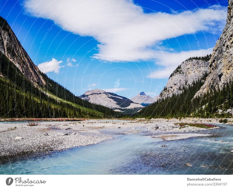 Landschaft mit Bergen und Fluss Berge u. Gebirge Bergkette Natur wandern Außenaufnahme Ferien & Urlaub & Reisen Kanada Banff National Park Jasper National Park