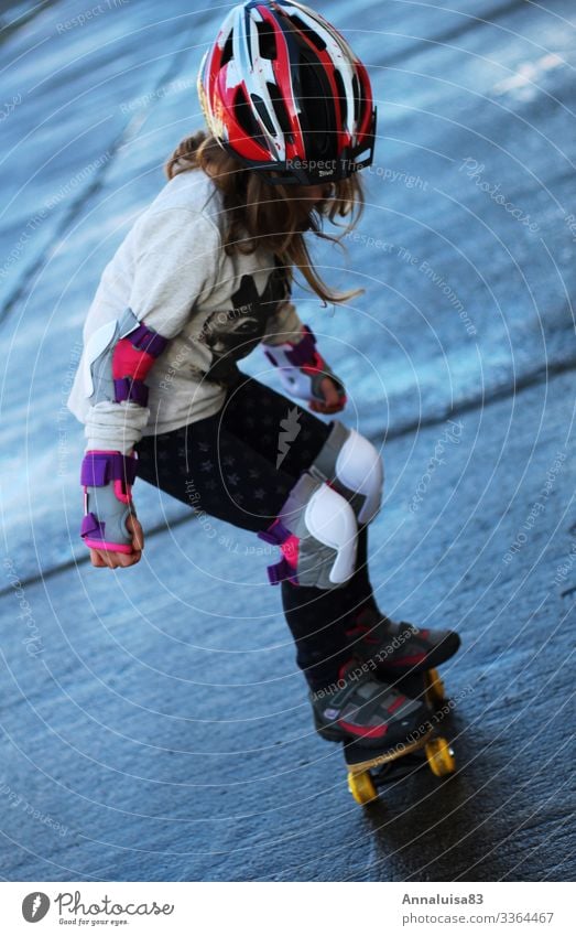 Skategirl Skateboard Mensch feminin Kind Mädchen Körper 1 3-8 Jahre Kindheit Helm fahren Sport Geschwindigkeit Schutz Farbfoto Blick nach unten
