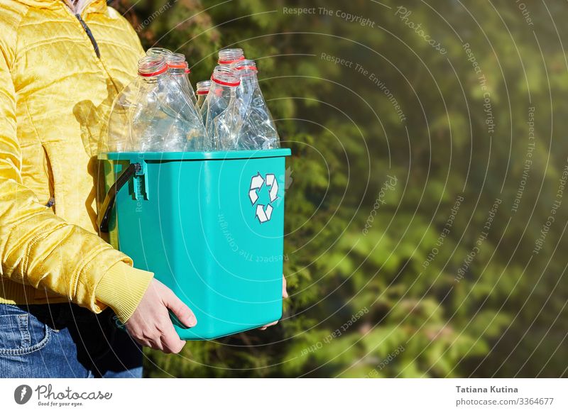 Mädchenhände halten eine Schachtel mit leeren Plastikflaschen. Flasche Industrie Arme Hand Umwelt Erde Container Dose Kunststoff Sauberkeit blau grün schwarz