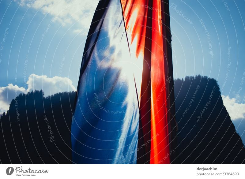 Teekesselchen  Fahne - vom Sturm zerfetzte Deutschlandflagge vor  blaugrauem Himmel - ein lizenzfreies Stock Foto von Photocase