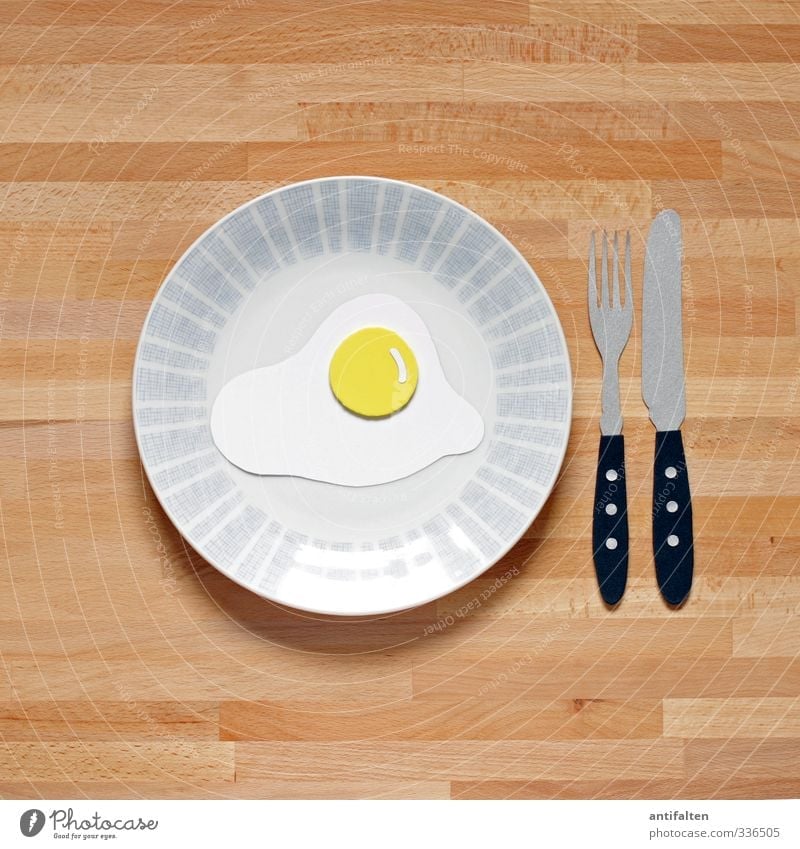 Spiegelei Lebensmittel Ei Frühstück Mittagessen Vegetarische Ernährung Geschirr Teller Besteck Messer Gabel Papier Holz Glas Kunststoff Essen Freundlichkeit