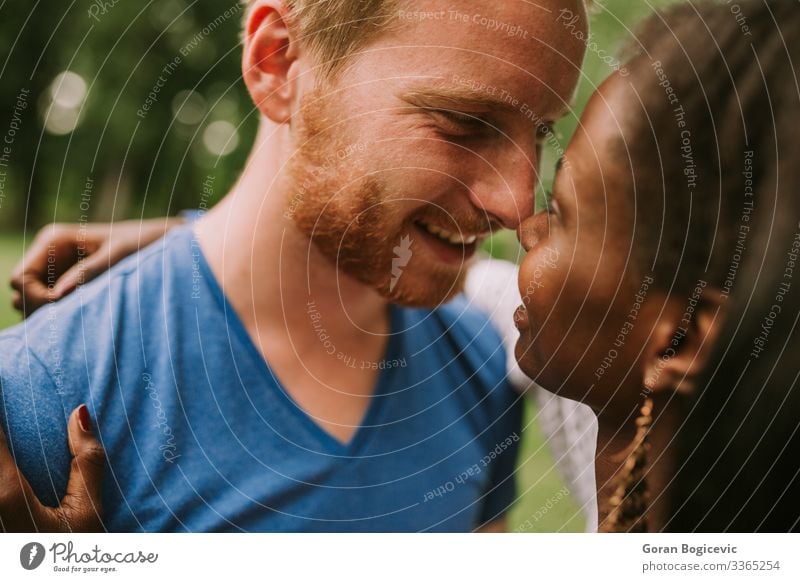 Mehrrassiges Paar im Park Lifestyle Sommer Mensch Frau Erwachsene Mann 2 18-30 Jahre Jugendliche rothaarig Zusammensein modern schwarz Freund lässig Kaukasier