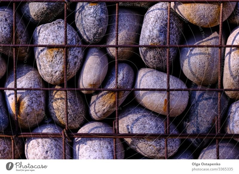 Stein in der Maschendrahtwand Grunge Material Strukturen & Formen Konsistenz Konstruktion Draht Mauer Architektur Felsen Oberfläche abstrakt rau Block Muster