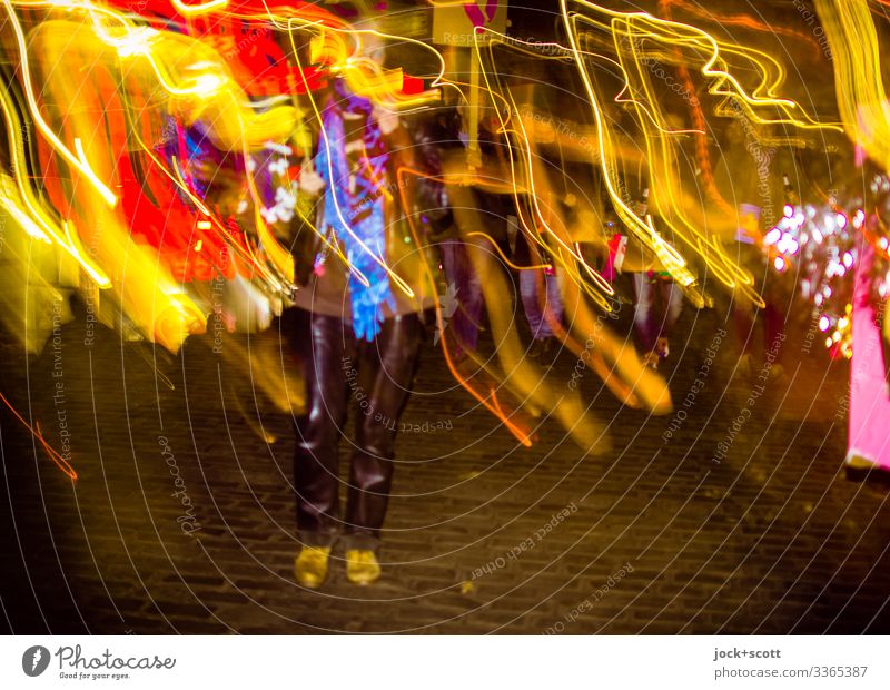 bewegte Frau und farbige Lichter treffen in Kreuzberg aufeinander Blitzlichtaufnahme Langzeitbelichtung Straße Lichtspiel Lederhose Experiment