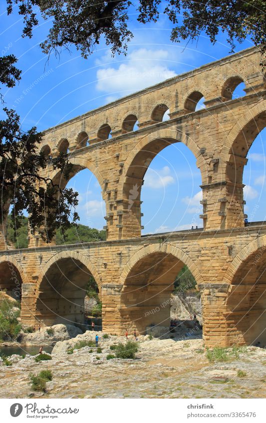Pont du Gard Freizeit & Hobby Kunst Kunstwerk Gemälde Architektur Umwelt Landschaft Felsen Fluss Brücke Schwimmen & Baden alt ästhetisch römischer Aquädukt