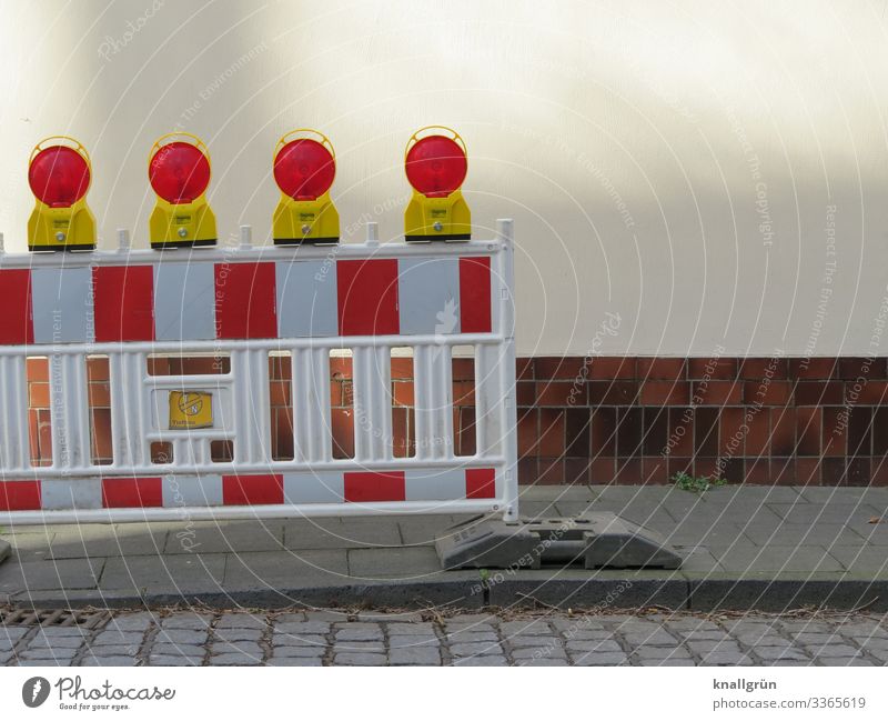 Baustellenabsperrung mit 4 roten Warnlampen auf einem Bürgersteig Absperrung rot-weiß gestreift Schutz Sicherheit Strukturen & Formen Muster Außenaufnahme grau