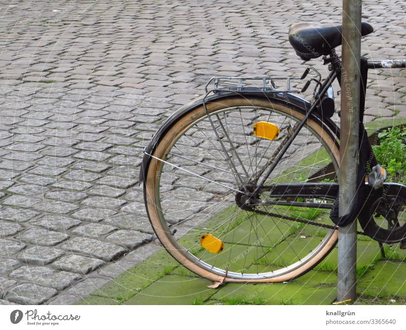 Die Luft ist raus! Verkehr Fahrradfahren Straße Herrenfahrrad Fahrradschloss kaputt Stadt grau orange Mobilität Reifenpanne Bürgersteig angekettet