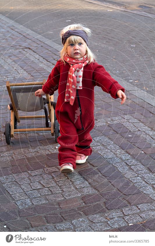 Mädchen mit Puppenwagen puppenwagen Straße Kind Spielen Kindheit Freude Kleinkind Kindererziehung 1-3 Jahre laufen rennen Fröhlichkeit Glück Lebensfreude