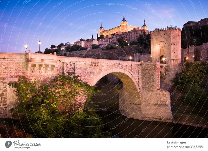 Das Stadtbild von Toledo Ferien & Urlaub & Reisen Tourismus Landschaft Erde Himmel Baum Hügel Fluss Palast Burg oder Schloss Brücke Gebäude Architektur Fassade
