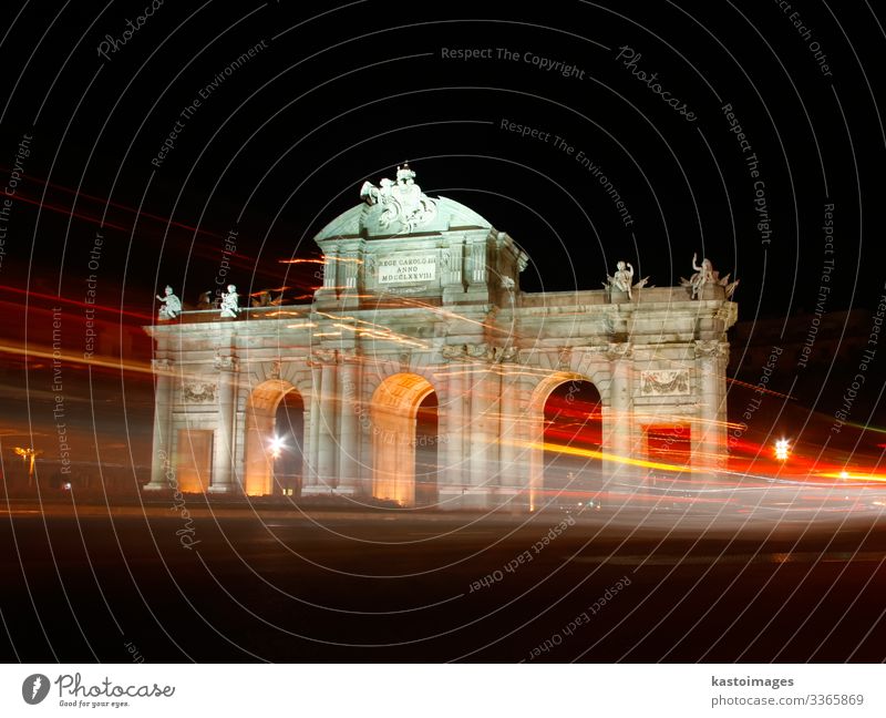 Puerta de Alcala, Madrid, Spanien bei Nacht. Ferien & Urlaub & Reisen Tourismus Kunst Himmel Gebäude Architektur Denkmal Verkehr Straße PKW Stein alt historisch