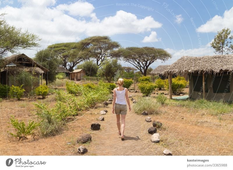 Kaukasische Frau auf Reisen in Afrika reisen Hütten Ferien & Urlaub & Reisen Außenaufnahme Landschaft Natur Safari Rückansicht heiß Sommer Abenteuer Ausflug