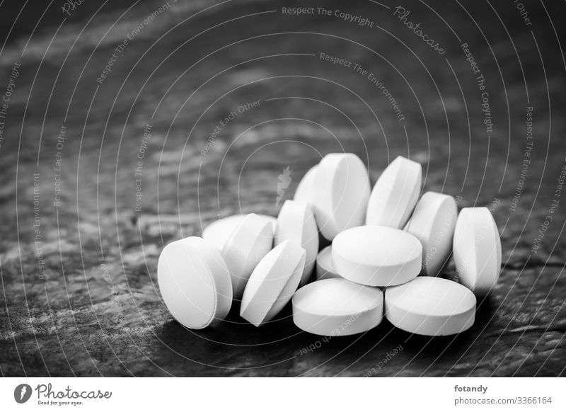 Accumulation of tablets on slate Gesundheit Rauschmittel Medikament Gesundheitswesen rund grau schwarz weiß Hintergrundbild Tablette Gruppe Hartkapsel gepresst