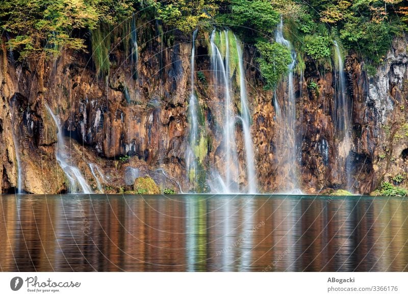 Wasserfall im Nationalpark Plitvicer Seen in Kroatien Umwelt Natur Landschaft Felsen Teich Bewegung Gelassenheit ruhig Abenteuer Erholung Farbe Idylle Kaskade