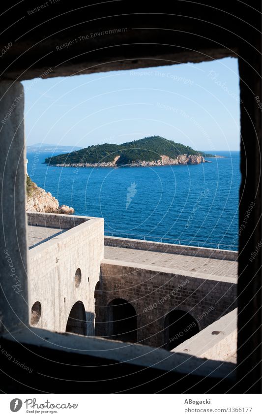 Die Insel Lokrum vom Fort Lovrijenac in Kroatien Ferien & Urlaub & Reisen Sightseeing Meer Natur Landschaft Burg oder Schloss Bauwerk Gebäude Architektur