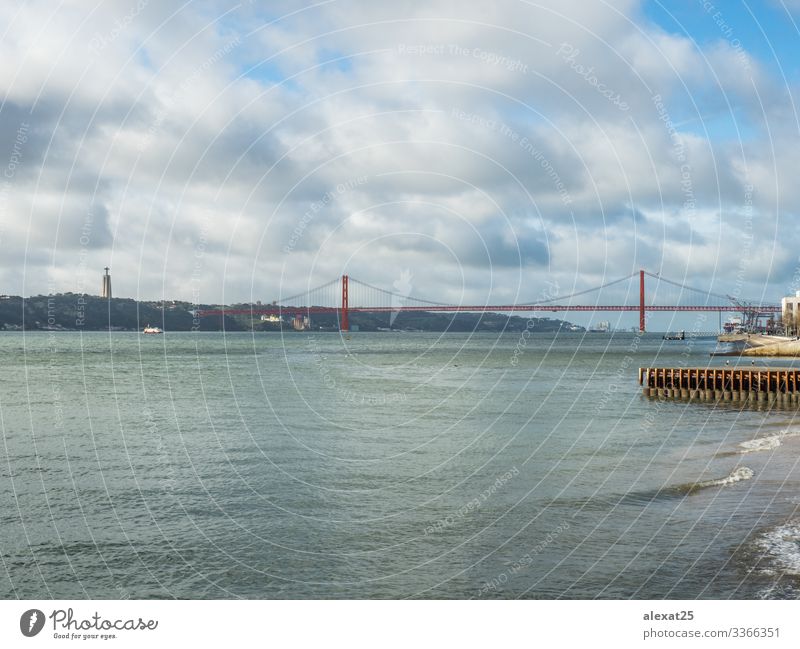 25. April Brücke in Lissabon - Portugal Ferien & Urlaub & Reisen Tourismus 18-30 Jahre Jugendliche Erwachsene Landschaft Himmel Fluss Architektur Verkehr Metall