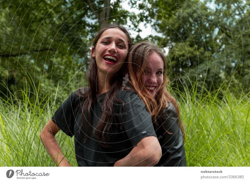 Porträt von zwei hübschen jungen Frauen, die sich im Freien umarmen und lächeln junger Erwachsener Tagesschönheit schöne Frauen natürliche Schönheit