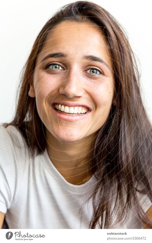 Porträt einer jungen Frau aus dem Nahen Osten mit einem großen Lächeln Mädchen junger Erwachsener Zahnfarbenes Lächeln Fröhlichkeit in die Kamera schauen