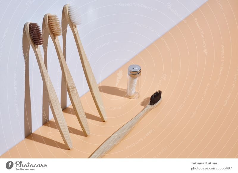 Zahnbürsten aus Holz mit Zahnseide. Lifestyle Gesundheitswesen Behandlung Medikament Zähne Kunst Natur Freundlichkeit frisch nachhaltig natürlich Sauberkeit