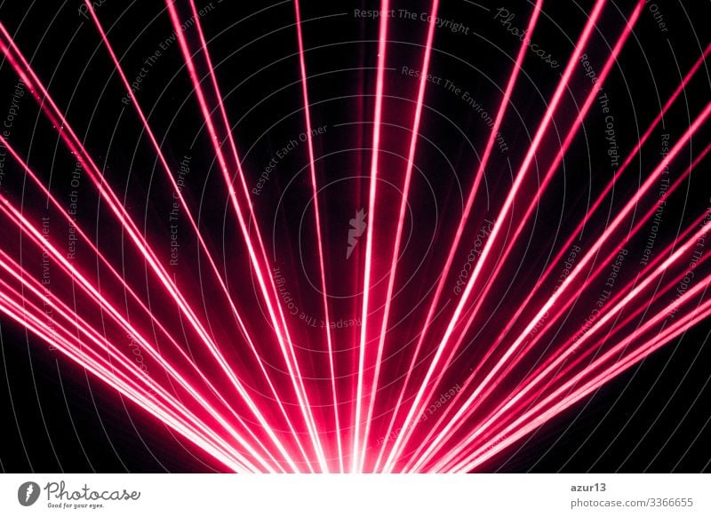 Rote Lasershow auf der Bühne eines Nachtclubs mit hellen, funkelnden Strahlen Party Club Nachtleben Silvester u. Neujahr Reichtum Veranstaltung Konzert
