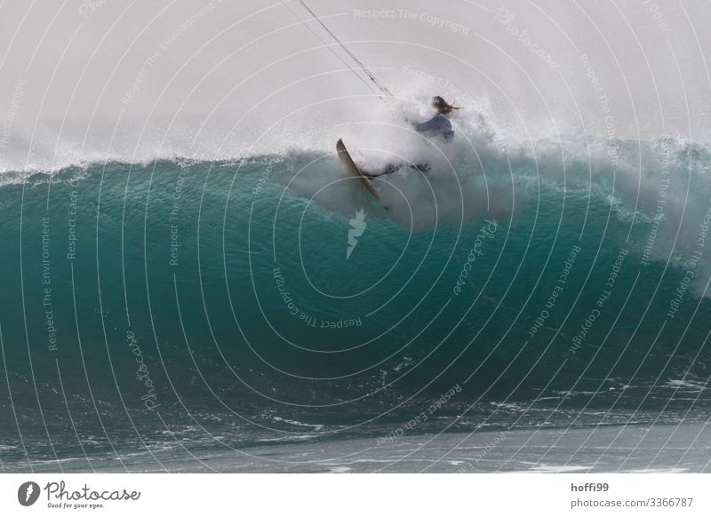 Wellenbrecher Kiter Wassersport Kiting Surfer Surfen Mensch 1 18-30 Jahre Jugendliche Erwachsene Urelemente Himmel Schönes Wetter Meer Atlantik Surfbrett