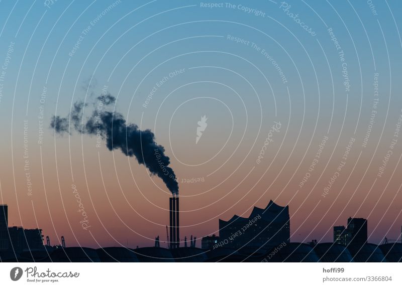 Kohlekraftwerk im Sonnenuntergang Stromkraftwerke Emission Wolkenloser Himmel Energiewirtschaft Luftverschmutzung Schatten Kontrast Starke Tiefenschärfe