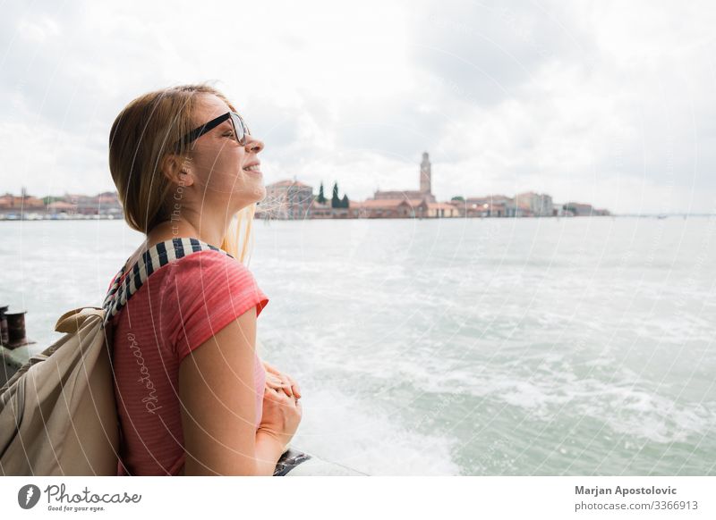 Junge Frau auf dem Ausflugsschiff in Venedig, Italien Lifestyle Ferien & Urlaub & Reisen Tourismus Sightseeing Städtereise Kreuzfahrt feminin Jugendliche