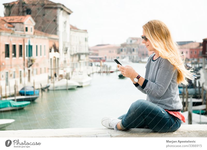 Junge Frau mit Smartphone auf der Brücke in Venedig, Italien Lifestyle Ferien & Urlaub & Reisen Tourismus Ausflug Sightseeing Städtereise Handy Mensch feminin