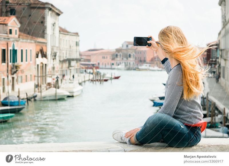 Junge Frau bei einem Selbstmord auf der Brücke in Venedig Lifestyle Ferien & Urlaub & Reisen Tourismus Ausflug Sightseeing Städtereise Handy Fotokamera feminin