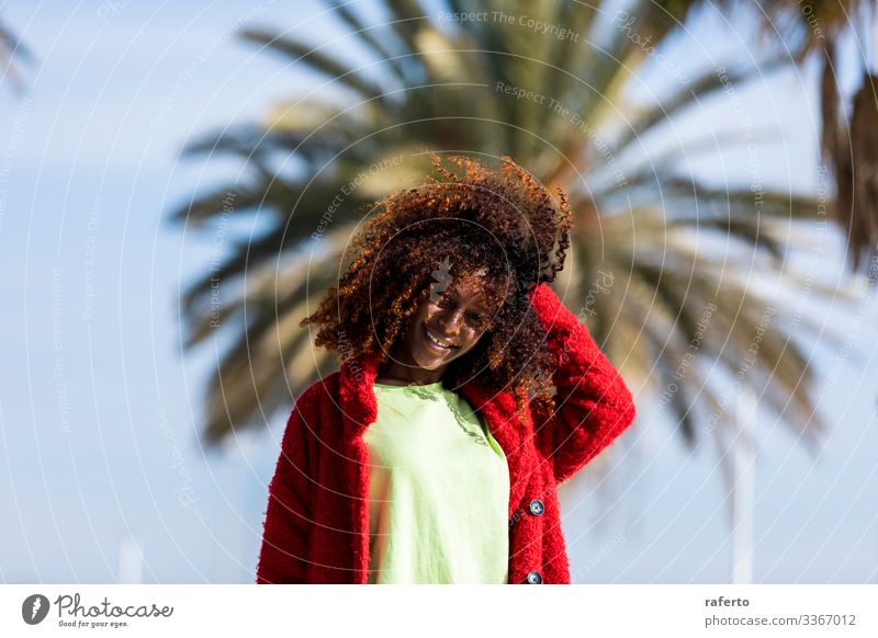 Porträt einer schönen Afro-Frau, die auf der Straße steht Lifestyle Glück Gesicht Ferien & Urlaub & Reisen Mensch feminin Junge Frau Jugendliche Erwachsene 1