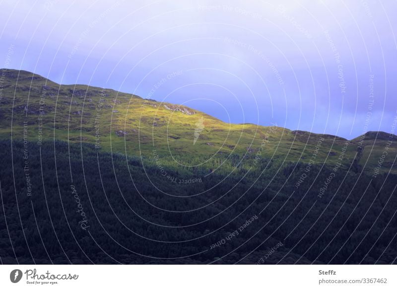 ein Sonnenfleck Schottland schottische Landschaft nordisch besonderes Licht Lichtstimmung geheimnisvoll Hügel Lichtschein Lichteinfall Licht und Schatten