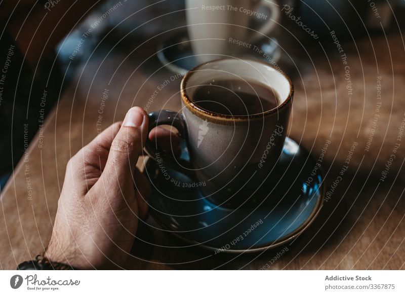 Anonyme Frau Mit Kaffeetasse Im Cafe Ein Lizenzfreies Stock Foto Von Photocase