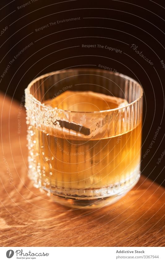 Glas alkoholisches Whisky-Getränk Alkohol Cocktail Whiskey trinken klassisch rot kurz Eis Zucker Bernstein Abfertigungsschalter Bar kalt Reichtum Aperitif