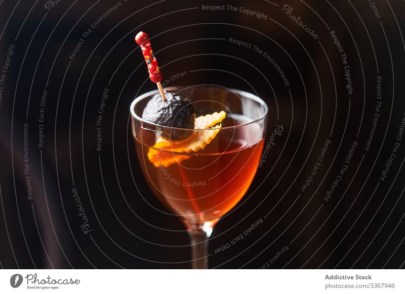Manhattan-Cocktail mit Garnierung auf dunklem Hintergrund Alkohol klassisch trinken rot Bourbon vermut Glas Bar kalt Reichtum Aperitif Lebensmittel frisch