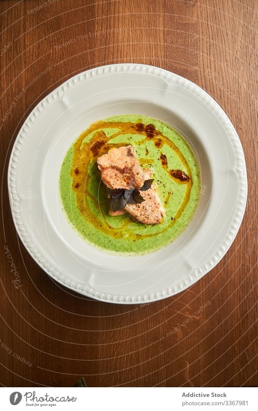 Köstliches Thunfischfleisch mit Basilikum auf Teller Fleisch lecker Gewürz Saucen Spielfigur geschmackvoll Fisch Lebensmittel frisch Abendessen Mahlzeit