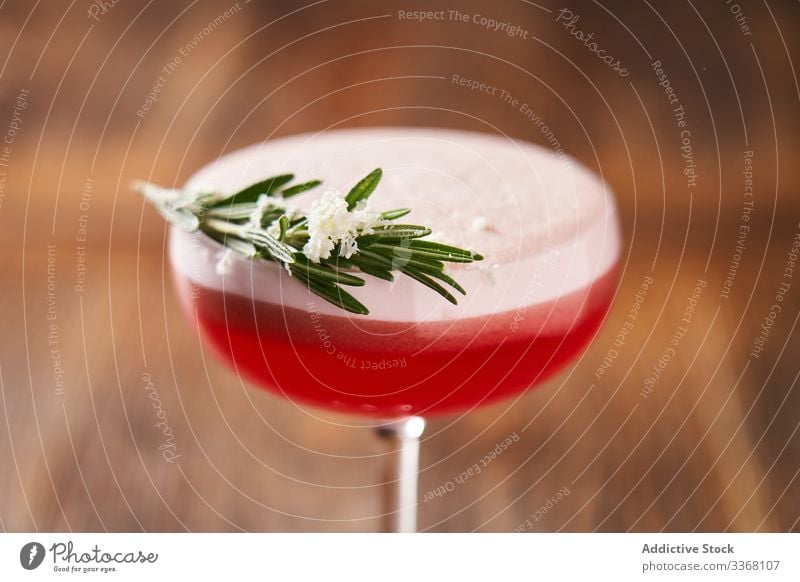 Perfekt servierter Clover-Club-Cocktail trinken Getränk Alkohol Glas modern Stil Himbeeren Klee-Club Gin Kalk Saft gemischt Bar Lifestyle Reichtum Sommer Spaß