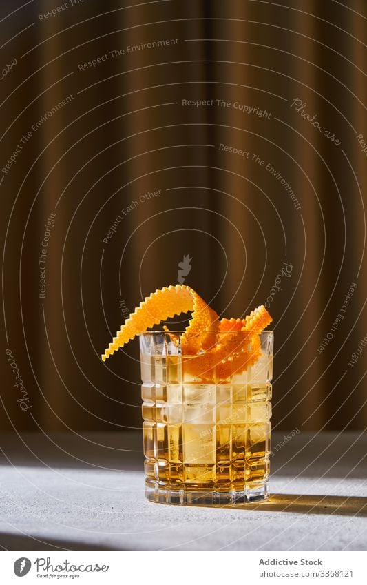 Altmodischer Cocktail auf dem Tisch im Pub altmodisch Bar Alkohol Whiskey sich[Akk] schälen orange trinken Glas Tasse Getränk Eis kalt cool klassisch Schnaps