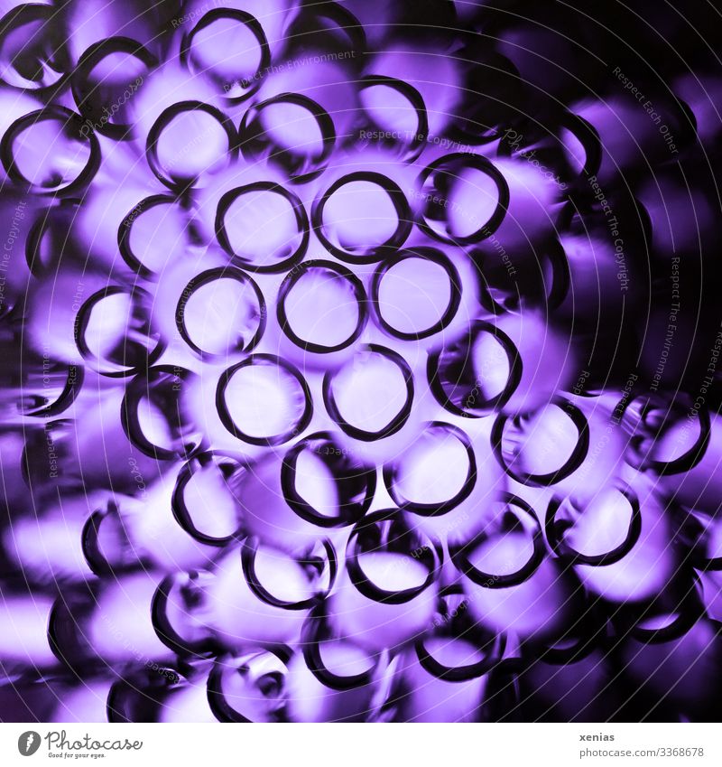 Schwarze Ringe vor violetten Licht - Trinkhalme aus Plastik Kabel Technik & Technologie High-Tech Telekommunikation Informationstechnologie Energiewirtschaft