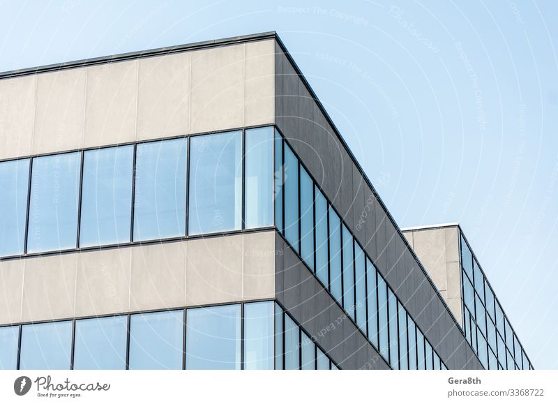 graues Betongebäude mit leeren Fenstern Haus Büro Gebäude Architektur Straße Stein modern neu blau Architektur-Hintergrund Blöcke Großstadt Eckstoß